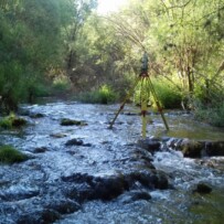 Trabajo de topografía en Río Cuervo en Cuenca