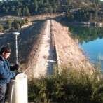 Trabajo de topografía en Presa Vallcomuna (Mazaleón)