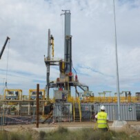 Trabajos de topografía para montaje del Mastil de Izado principal de la perforadora instalada en parcela en Pina de Ebro para Waeatherford  Pipeline Services España S.L. (Zaragoza)